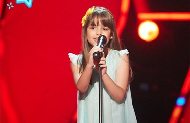 شاهدوا الطفلة التي خطفت قلب محمد حماقي بجمالها وغنائها العفوي