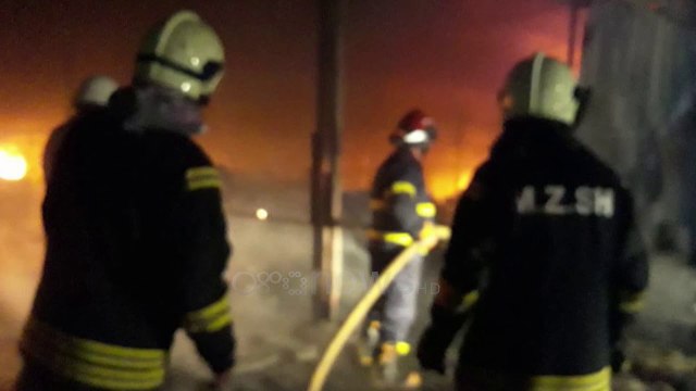 Servisi në Durrës përfshihet nga flakët, digjen disa makina, ka edhe shpërthime