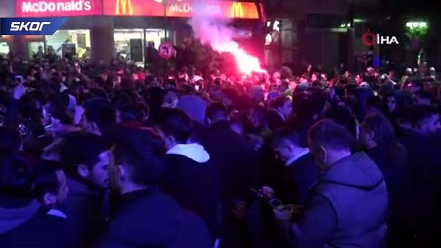 Trabzonspor taraftarları Fenerbahçe galibiyetini coşkuyla kutladı