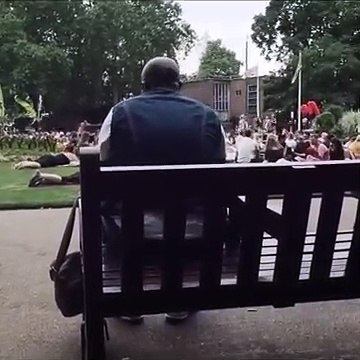 Parkta tek başına şarkı söylerken nakarat kısmı gelince tüm parkın adama eşlik etmesi ve kendiliğinden oluşan koro