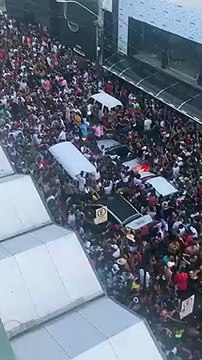 Confusão em bloco clandestino de pré-carnaval no Triângulo das Bermudas, na Praia do Canto, em Vitória