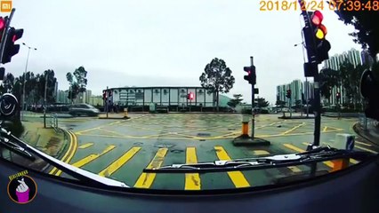 Nikung Jalan Saat Lampu Merah, Mobil Ini Mengalami Hal Yang Tragis. Cek Videonya Gaes!