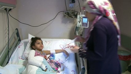 Deprem esnasında sobanın üstünden devrilen sıcak su ile yanan minik Hiranur yardım bekliyor