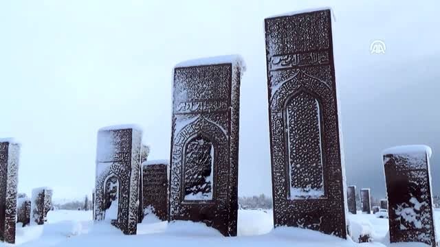 Ahlat ilçesindeki tarihi Selçuklu Meydan Mezarlığı beyaz örtüyle kaplandı