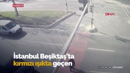 Kırmızı ışıkta geçti, otomobile böyle çarptı