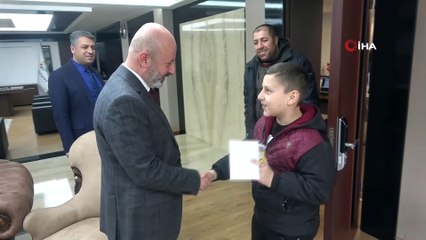 Cumhurbaşkanı Erdoğan'ın gözyaşlarından etkilendi, kumbarasındaki paraları depremzedelere bağışladı