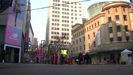 뚝 끊긴 휴일 나들이객에 상인들 '울상'...마스크는 품귀 현상 / YTN