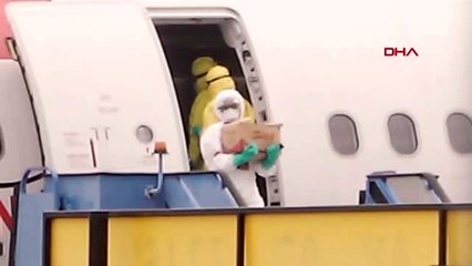 Endonezya'da, vuhan'dan tahliye edilen yolcuların üzerine dezenfektan sıkıldı