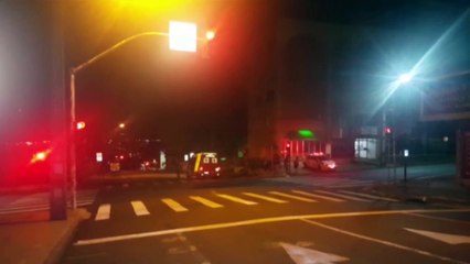 Carro tomba em acidente registrado no centro