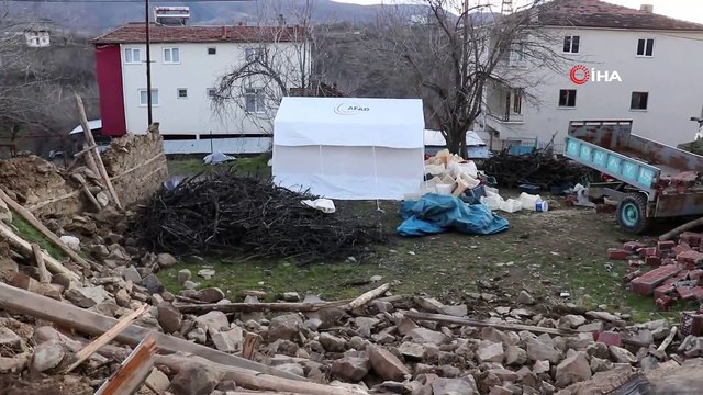 Depremin vurduğu köylerde yıkım büyük...Depremde camide ağır hasar oluştu