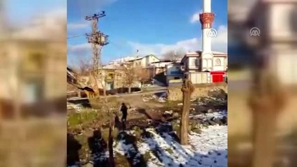 Ağır hasarlı caminin minaresi yıkıldı