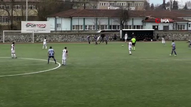 Kırmızı kart görünce hakeme yumruk attı