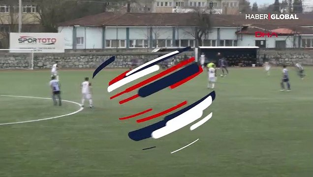 Kırmızı kart görünce hakeme saldırdı