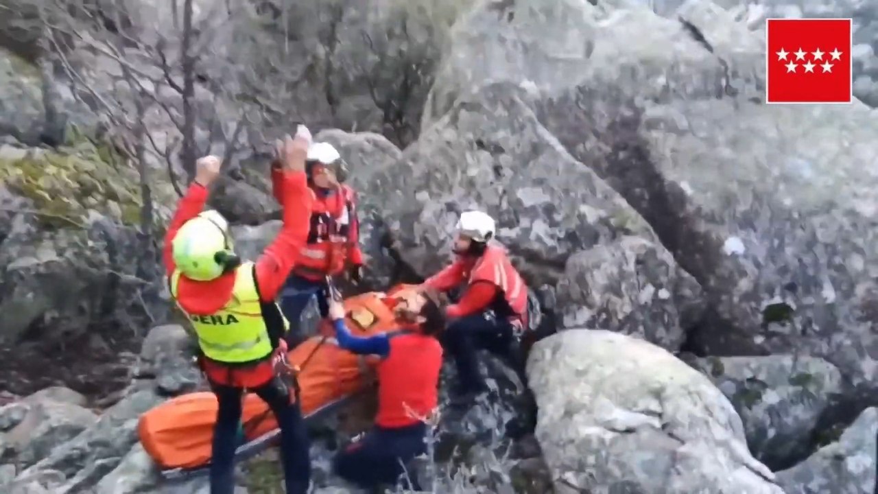 El GERA rescata en helicóptero a dos excursionistas en La Pedriza
