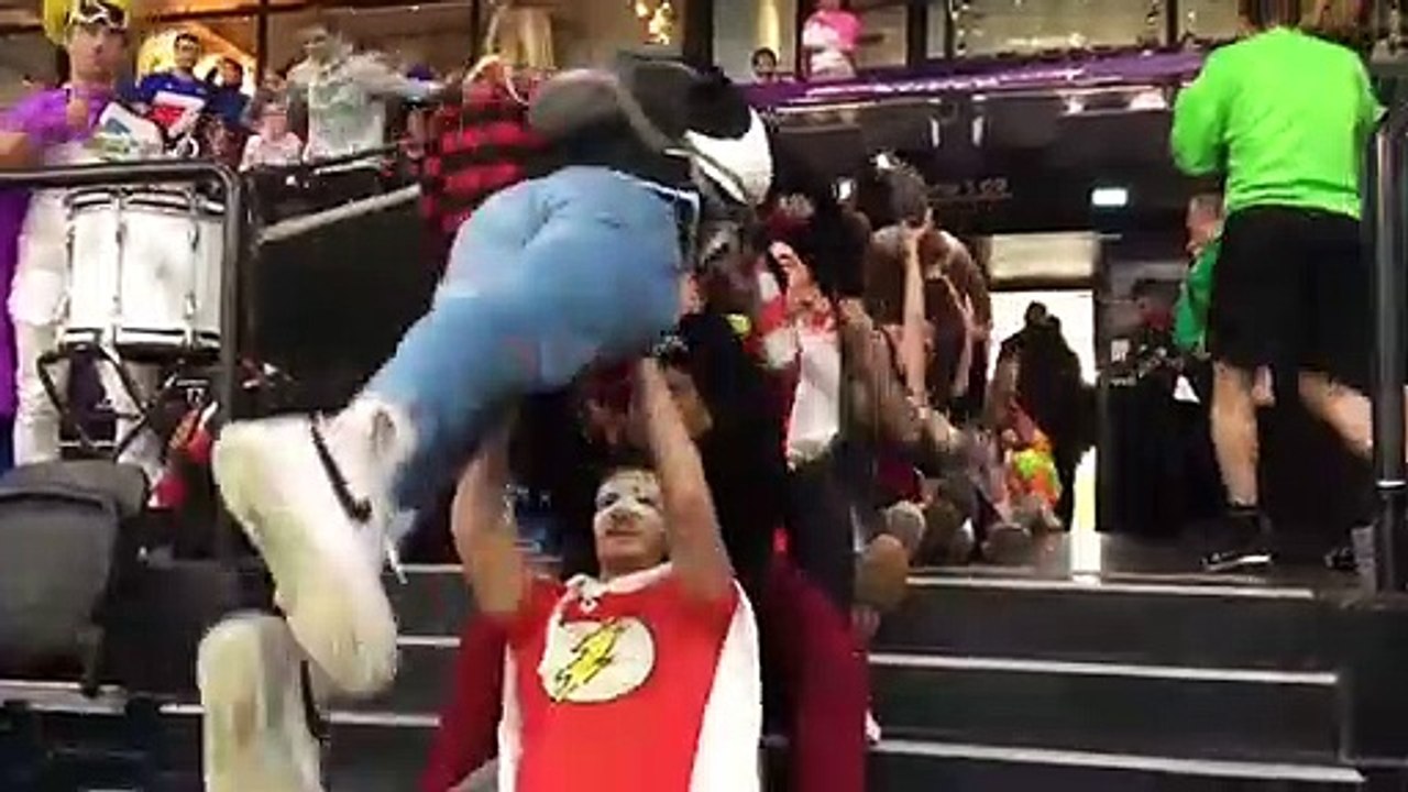 Les supporters font un PAQUITO dans les escaliers des tribunes