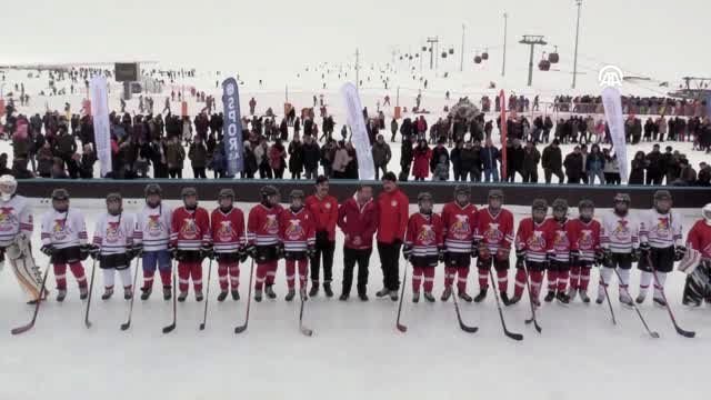 Erciyes'te buz pateni pisti hizmete sunuldu