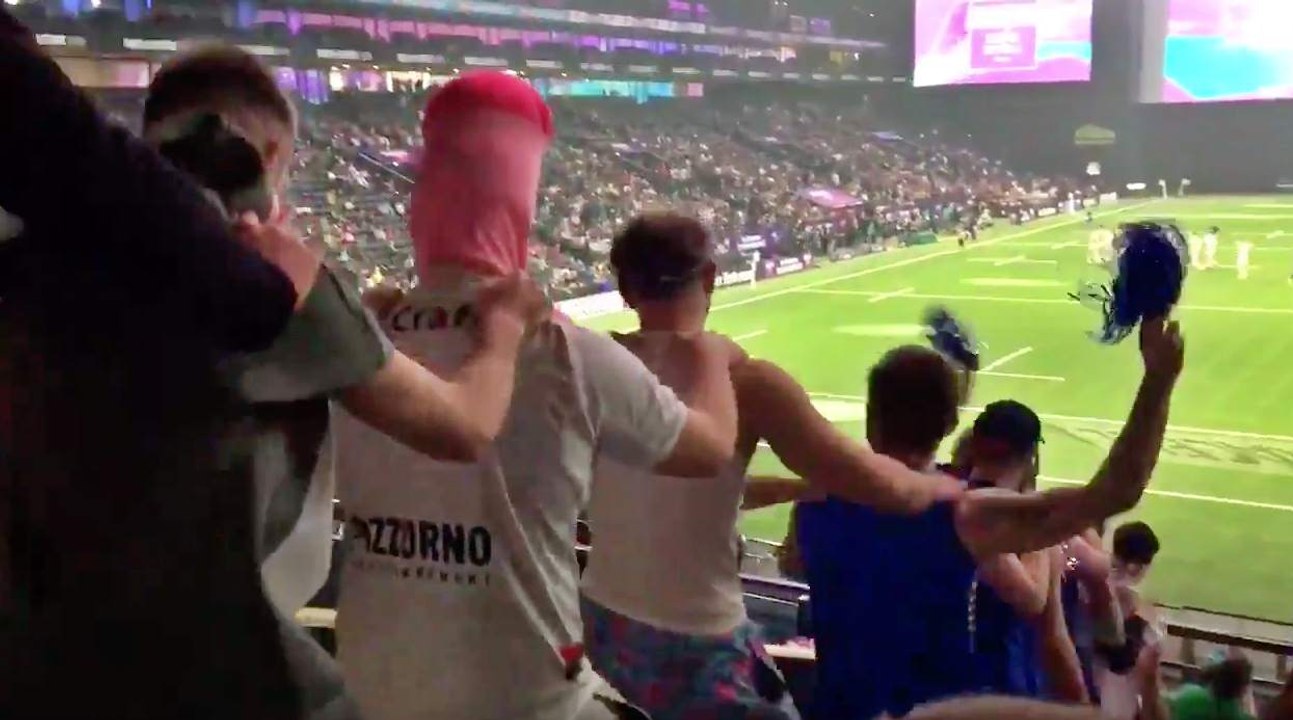 Les supporters font une immense queue leu leu dans les tribunes