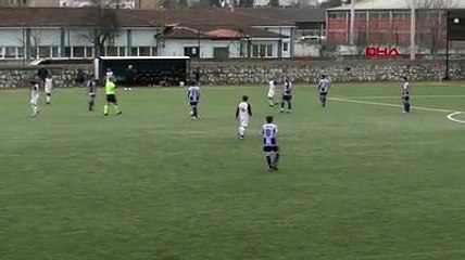 Kırmızı kart görünce hakeme yumruk attı