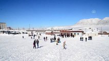 Bitlisliler tatilin son gününü kayak yaparak değerlendirdi