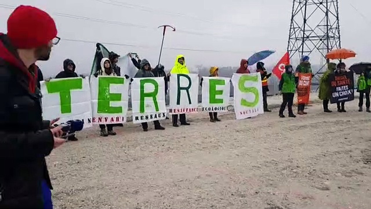 Extinction Rébellion : plantation d'un laurier sur le site d'Amazon