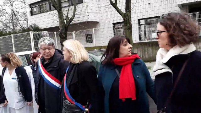 Hospital staff form human chain around Paris hospital to protest underfunding