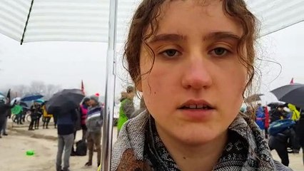 Ingrid d'Extinction rébellion le dit : cette manifestation est un message a l'intention d'Amazon