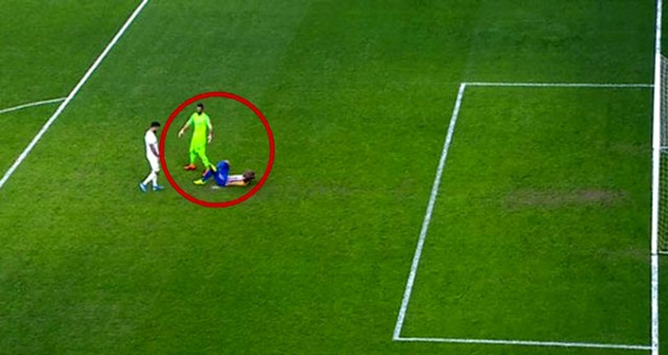 Maçta ilginç anlar! Pozisyon penaltı deyip penaltı noktasına oturdu