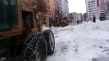 Caddelerde biriken karlar kamyonlarla şehir dışına taşınıyor