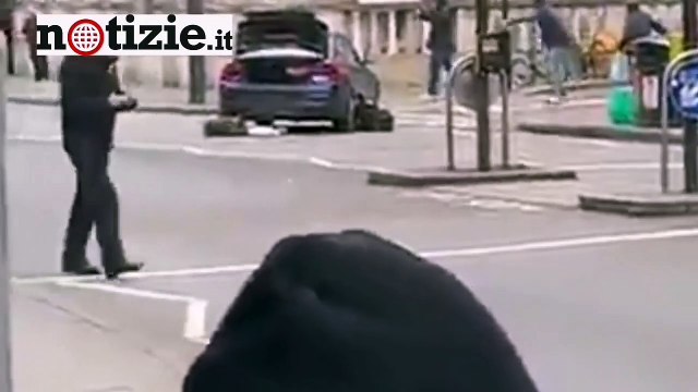 Londra, accoltella passanti in strada. La polizia: È terrorismo - Notizie.it