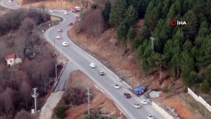 Bu görüntüler Bursa'dan...Tatilin son gününde tatilcilerin dönüş yolu çilesi havadan görüntülendi