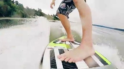 Il surfe sur l'eau tracté par un drone