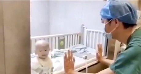 Koronavirüsle pençeleşen Çin'den kahreden görüntüler! Karantinadaki bebeğin kucak isteği babasını gözyaşlarına boğdu