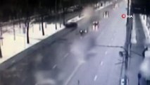 - Rusya'da Ağaçlara Çarpan Araç İkiye Bölündü: 2 Ölü