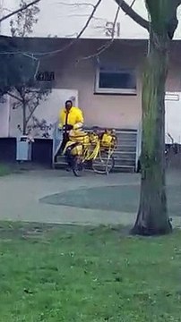 Pas simple de distribuer le courrier en pleine tempête