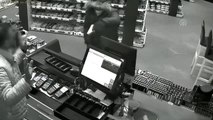 Akaryakıt istasyonu marketinde silahlı soygun (2)