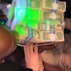 بوست مالون يوزع الأموال على الناس