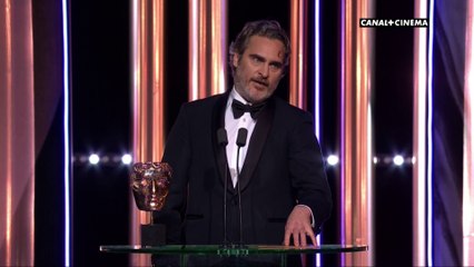 Скачать видео: Joaquin Phoenix reçoit le BAFTA du meilleur acteur pour Joker - BAFTAs  2020