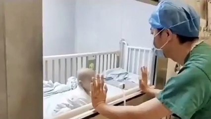 Çin'de Coronavirüs bulaşmış bir bebek, doktordan kendisini kucağına almasını istiyor. Dünyanın en acı 15 saniyesi yaşanıyor 