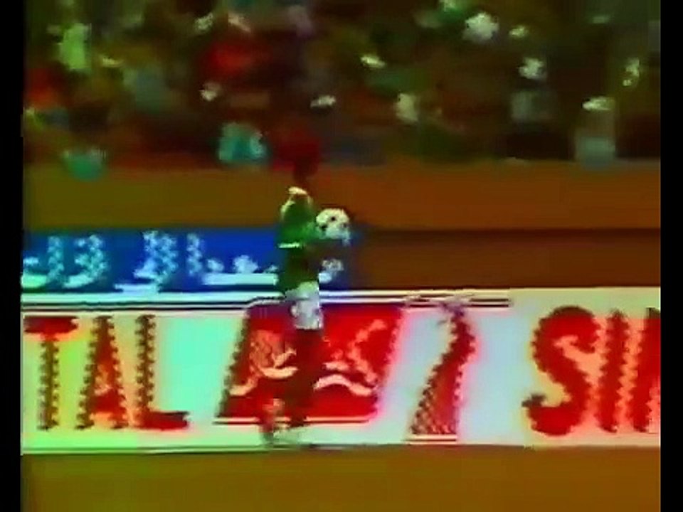 الشوط الاول مباراة الرجاء الرياضي و مولودية وهران 1-0 ذهاب نهائي دوري ابطال افريقيا 1989