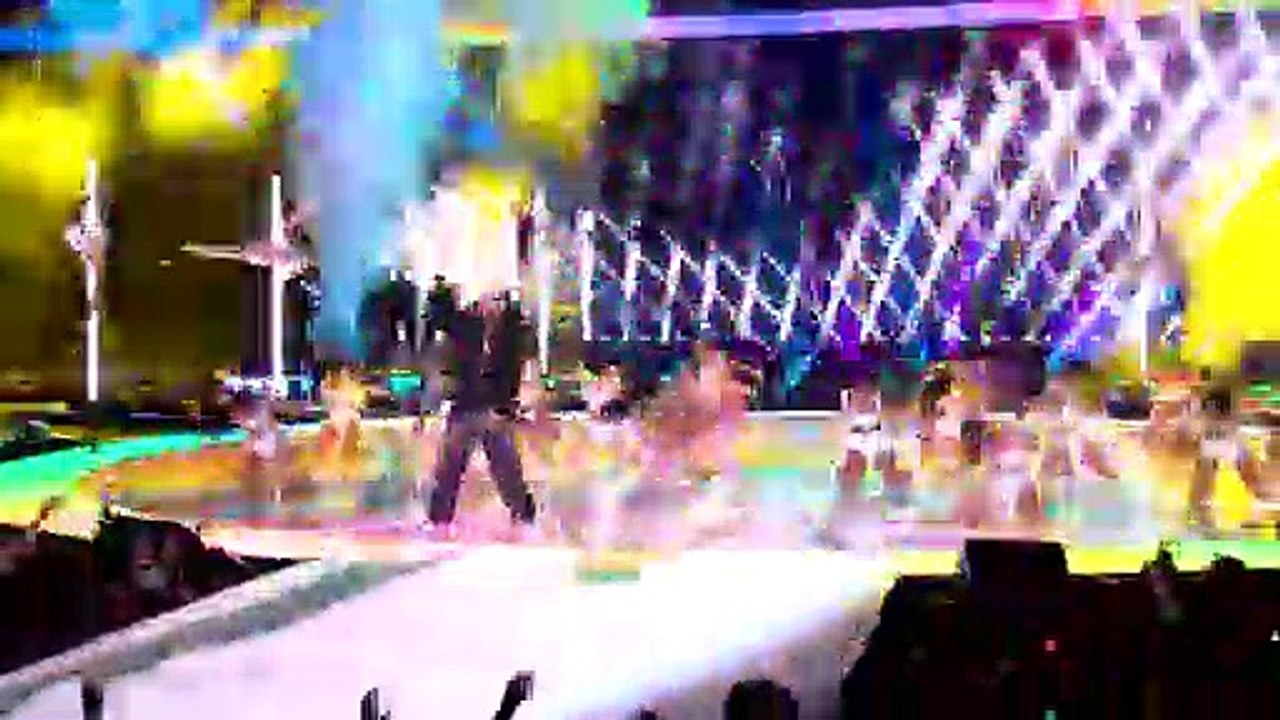 Jennifer Lopez is too hot and her dance is amazing this video prove it watch right now