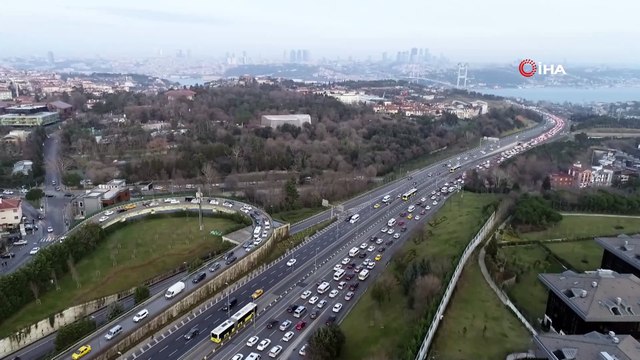 15 Temmuz Şehitler Köprüsü'nde yarı yıl tatilinin ardından okulun ilk günü oluşan trafik havadan görüntülendi