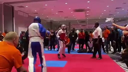 Il met un gros KO à son adversaire au Taekwondo