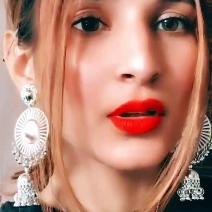 Some beautiful, cute, pretty  and sexy models are at their best side.