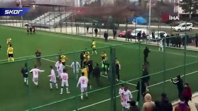 Futbol maçında tekme ve yumruklar konuştu