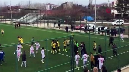 Futbolcuların tekme tokat kavgası, amatör maçı tatil ettirdi