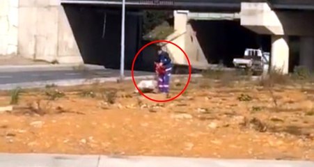 Sancaktepe'de temizlik işçisi, bayrak hassasiyetiyle gönülleri fethetti