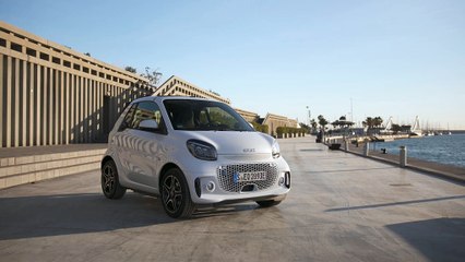 La smart EQ fortwo cabrio arbore une grille de calandre remaniée