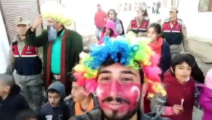 Depremzede çocuklara tiyatrolu destek