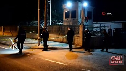 Bekçilere bıçakla saldırdı