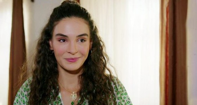 Güzel oyuncu Ebru Şahin'in bikinili pozlarına yorum ve beğeni yağdı